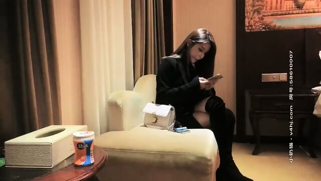 中国自拍口交POV：酒店自制影像中的手淫片段