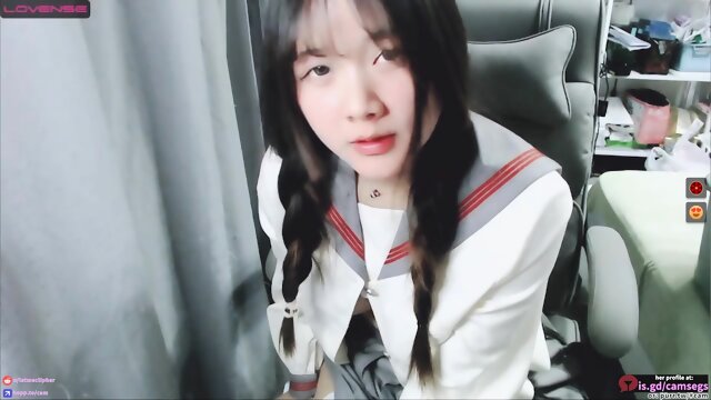 近距离镜头：棕发眼镜女性震动器自慰与潮吹